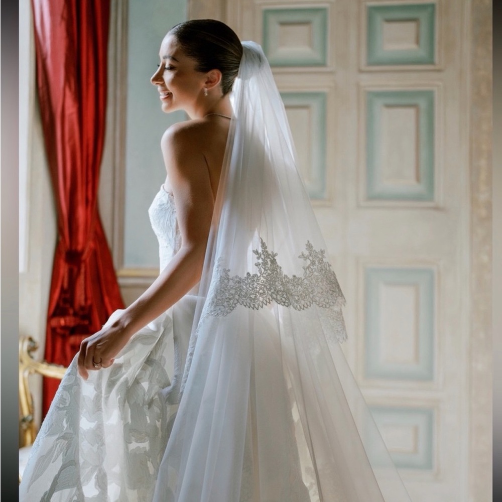 Cathedral Wedding Veil - 145" Embroidered
Stunning 2-tier lace-trim bridal veil - Picture 3 of 4